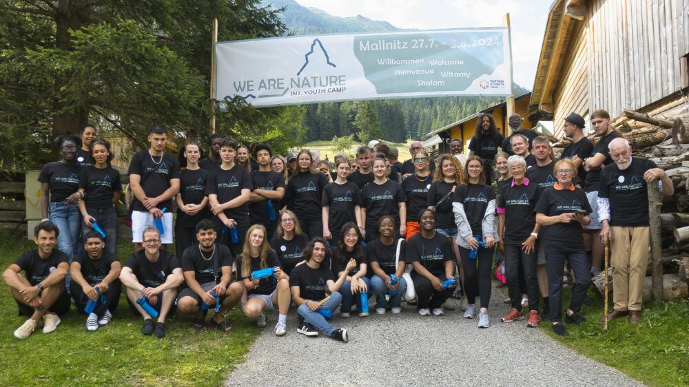 Participants of the international youth camp in Mallnitz in front of the Wittener and Wolfener huts in the Seebachtal valley