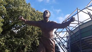 Riesen-Statue für einen Fußballer